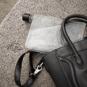 Bottiglia di acqua esile piana