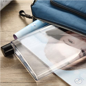 Bottiglia di acqua piana