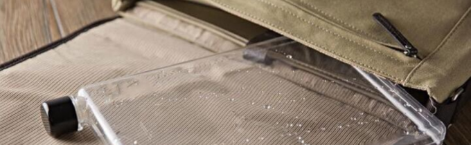 Bottiglia di acqua piana