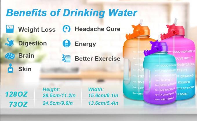 Bottiglia di acqua di gallone con paglia