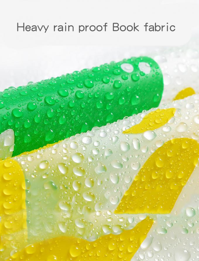 I bambini impermeabilizzano l'impermeabile, poncio trasparente dell'impermeabile dei bambini, studenti nell'animazione incappucciata dell'impermeabile della borsa di scuola 0