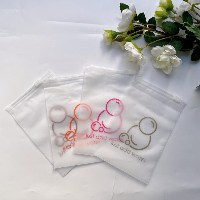 Sacchetto di imballaggio in plastica smerigliata con chiusura a cerniera in polietilene con chiusura a cerniera in PE con stampa opaca personalizzata per vestiti e scarpe 1