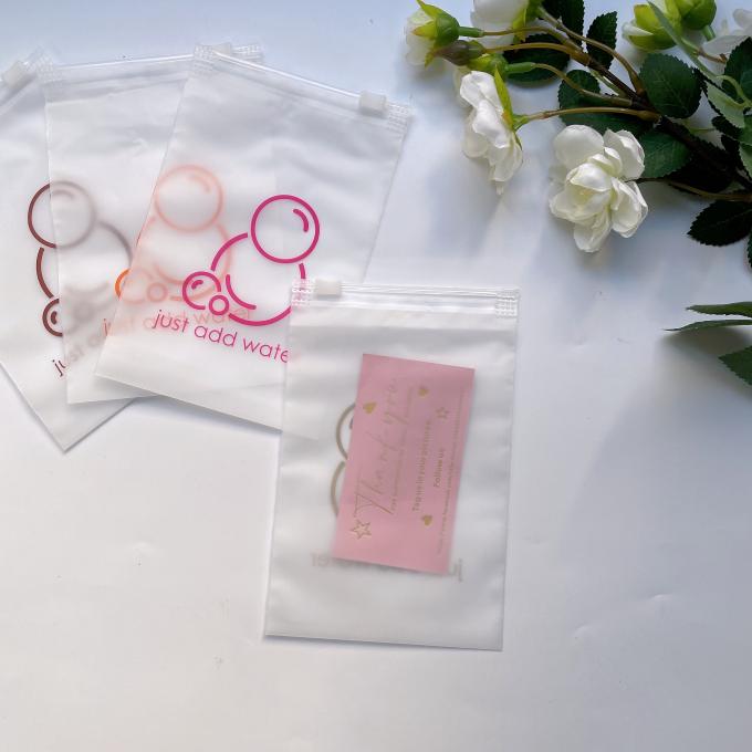 Sacchetto di imballaggio in plastica smerigliata con chiusura a cerniera in polietilene con chiusura a cerniera in PE con stampa opaca personalizzata per vestiti e scarpe 2