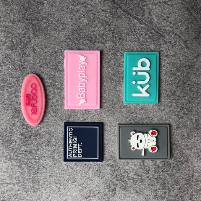 L'etichetta all'ingrosso di stampa della stagnola di oro dell'etichetta del panno per i jeans dell'indumento ha personalizzato il Hangtag di carta patinata per abbigliamento il proprio logo 10