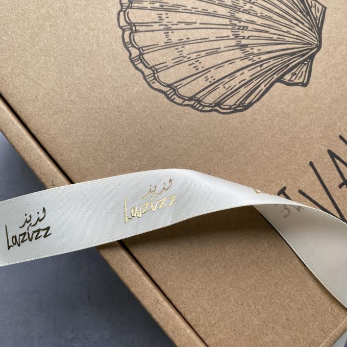 Lo spostamento di regalo di lusso ha personalizzato la stagnola di oro 3D impressa stampata con Logo Custom Satin Ribbon 2